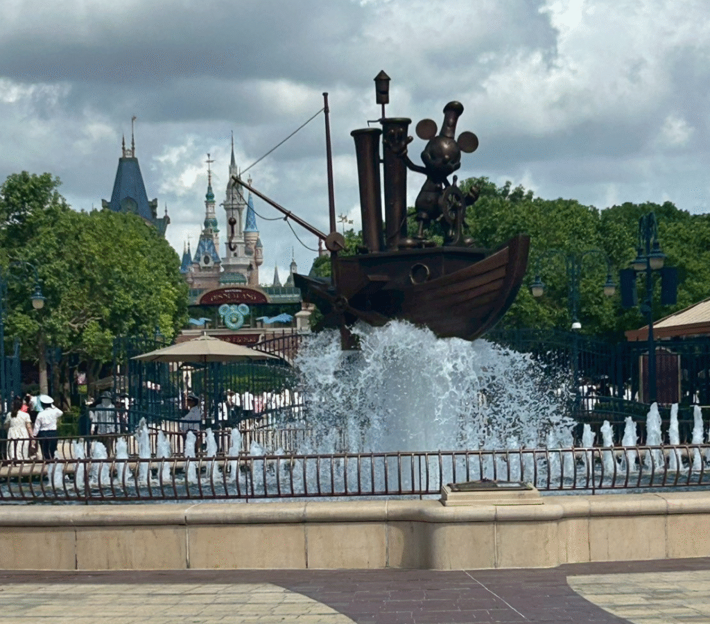 上海ディズニーランドのエントランスは噴水のミッキーがお出迎え