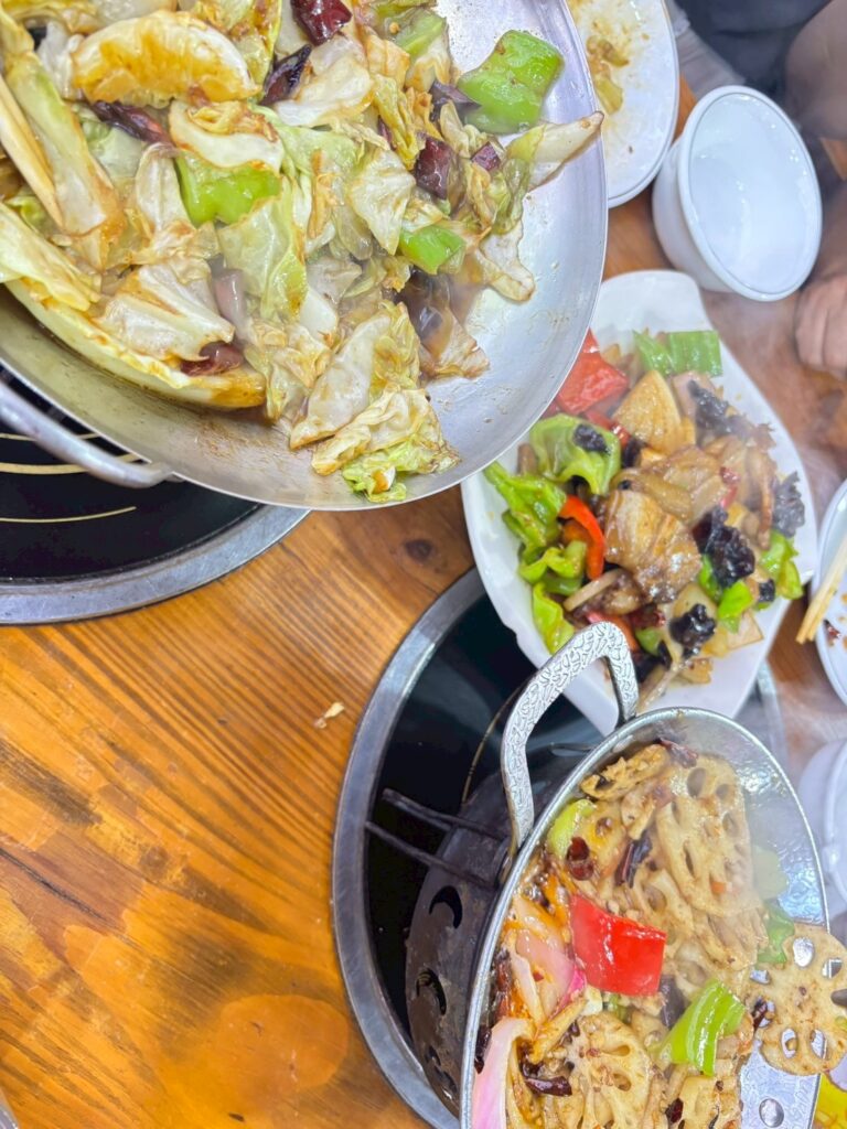 上海の家庭料理のお店、衣家餐館。野菜炒め。唐辛子が効いている。野菜がシャキシャキ。