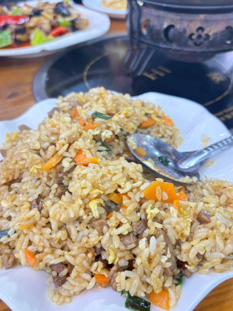 上海の家庭料理のお店、衣家餐館の炒飯。パラパラです。