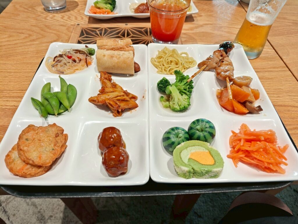 ビュッフェ形式です。焼き鳥、名対フランス、筑前煮などもあります