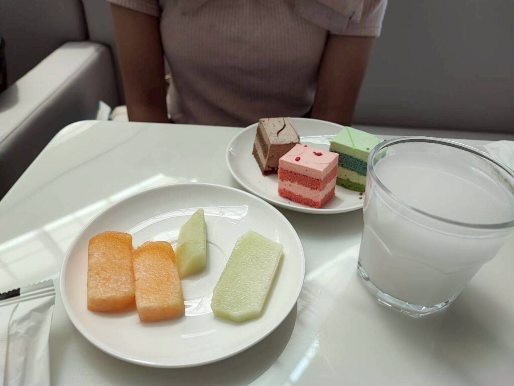 デザートはフレッシュフルーツやケーキもあります