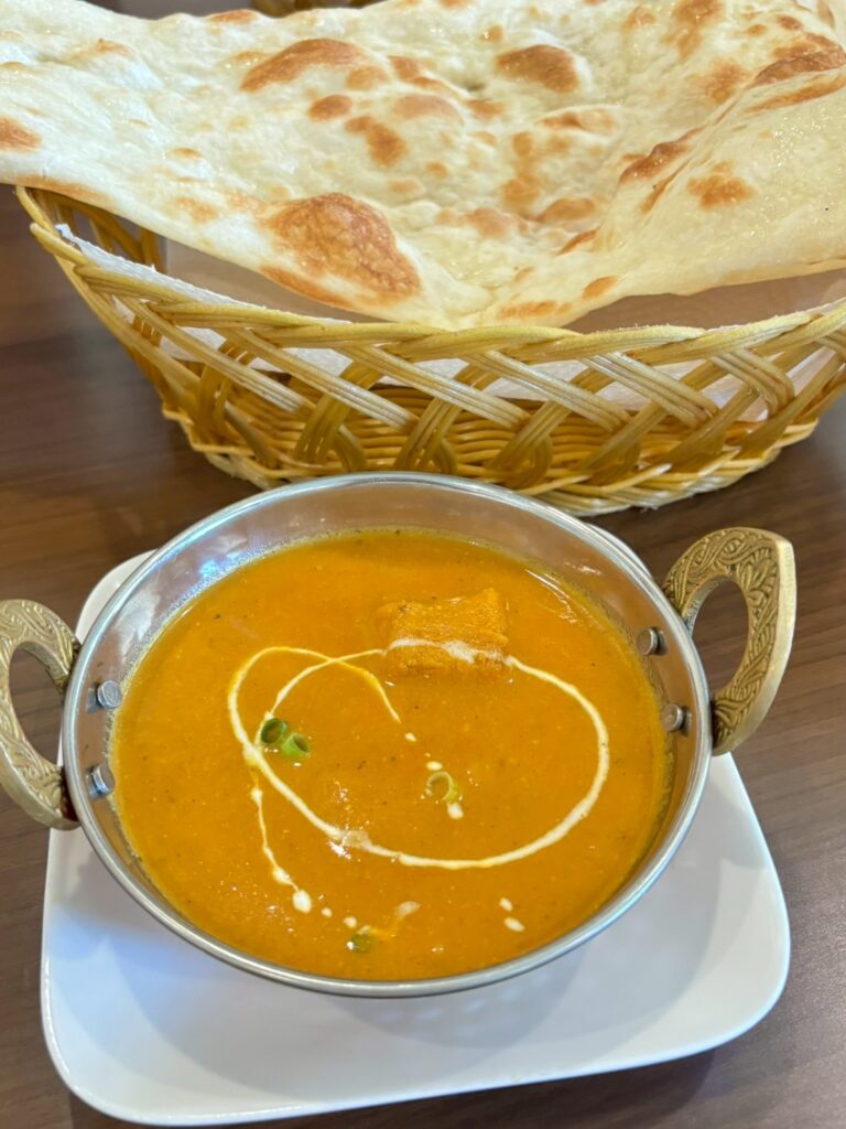 インドカレーのお店シャルマの辛さは普通のかぼちゃカレーとナン