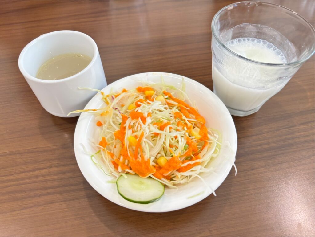インド料理シャルマのランチのスープとラッシーとサラダ