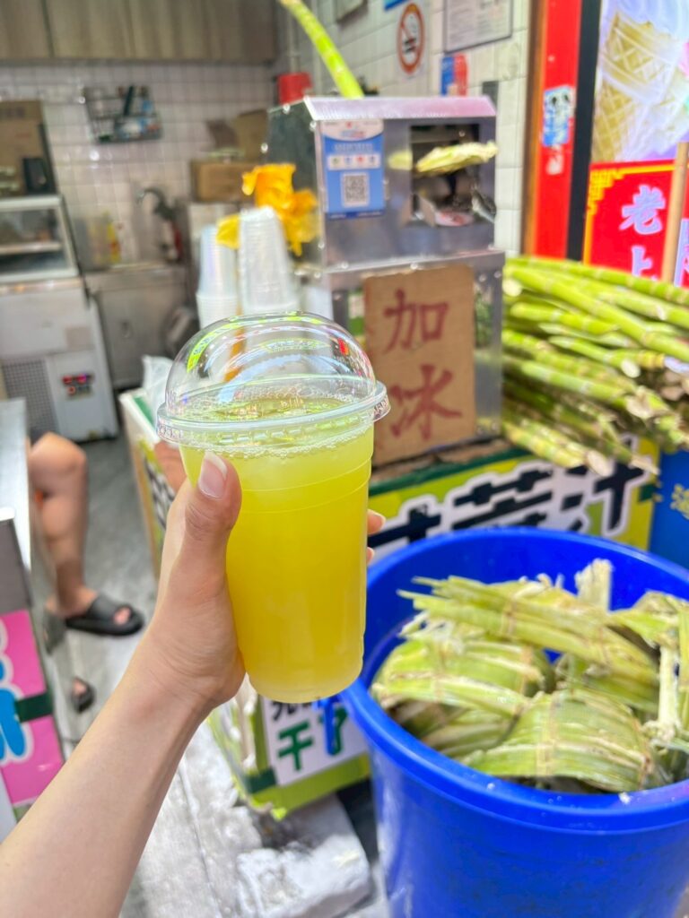 さとうきびを絞り出したジュース。優しい甘さが特徴でした