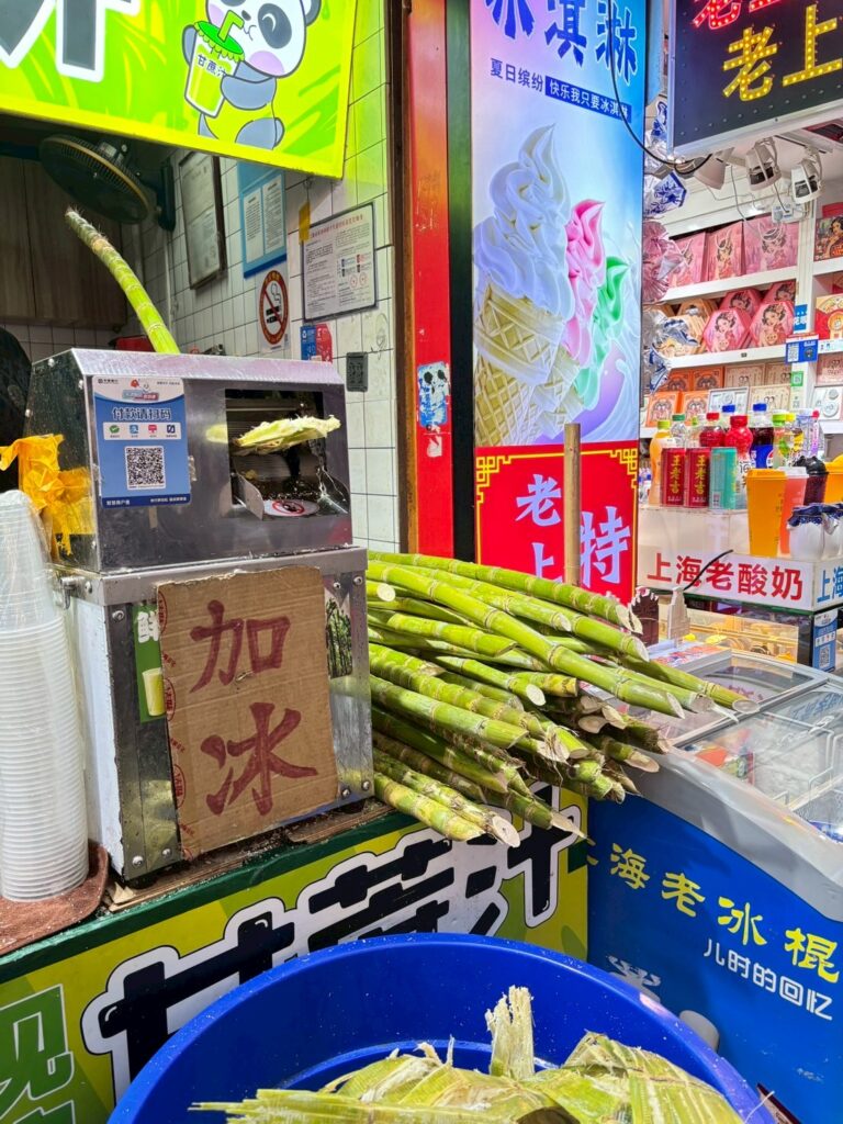 豫園（よえん、ヨエン）の屋台。サトウキビをそのまま絞り出したジュース