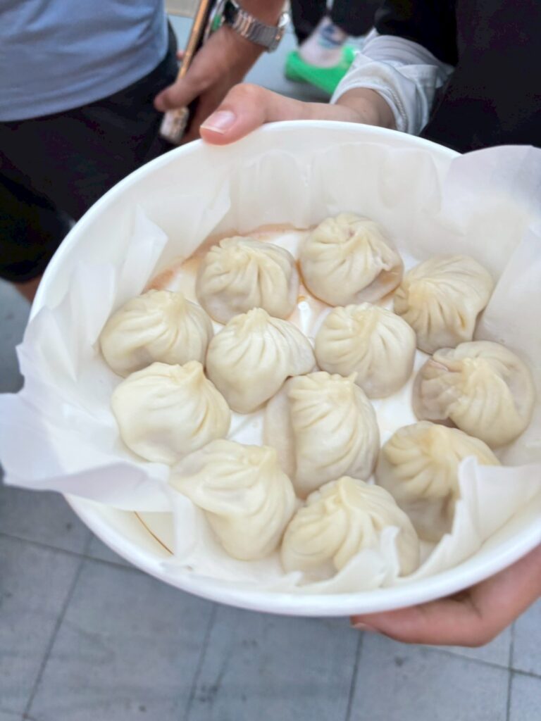 南翔饅頭店の肉汁たっぷりの小籠包