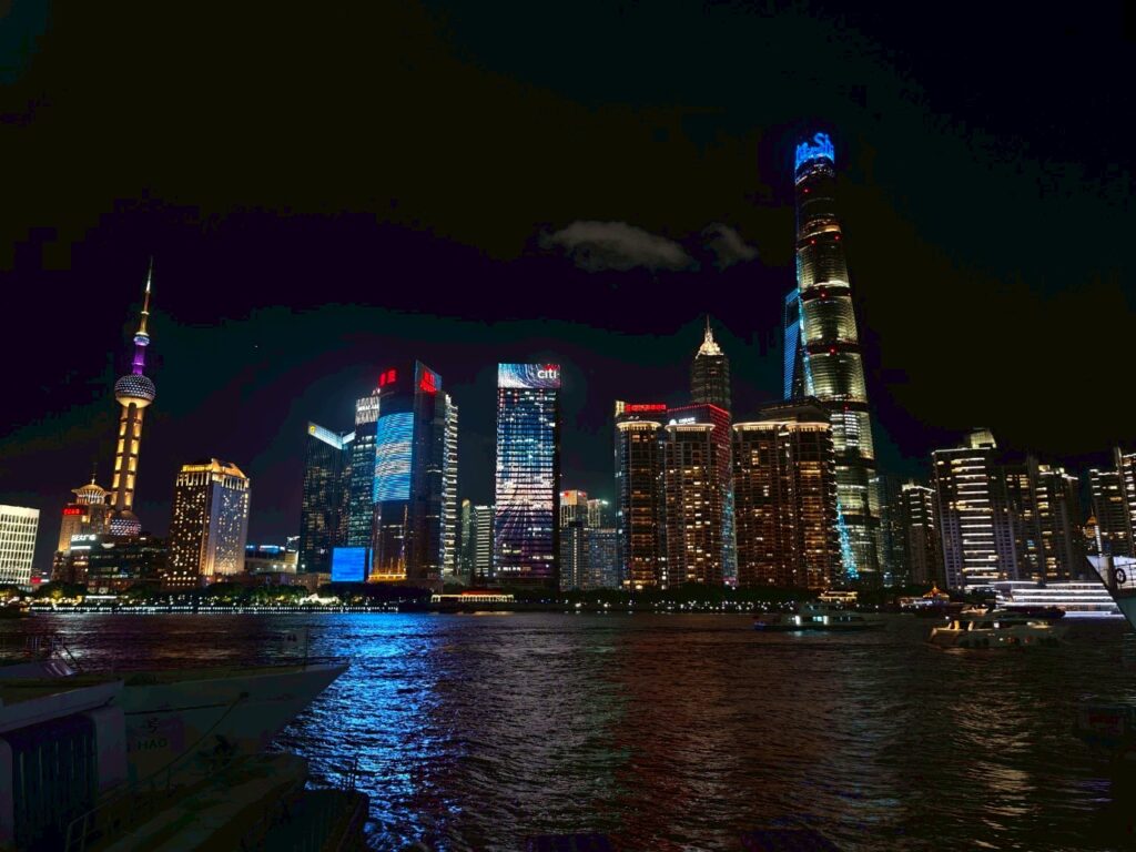 上海・外灘の夜景、ライトアップされた歴史的建築群