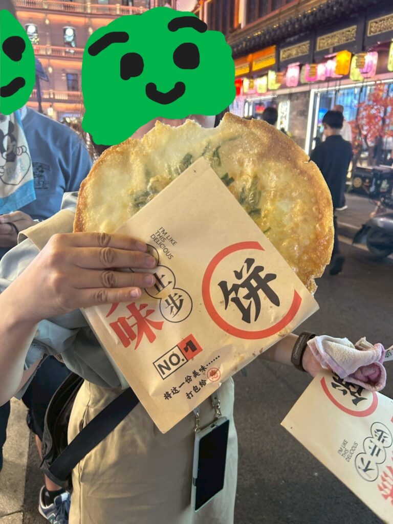 顔より大きなニラせんべい。薄いけどお腹いっぱい