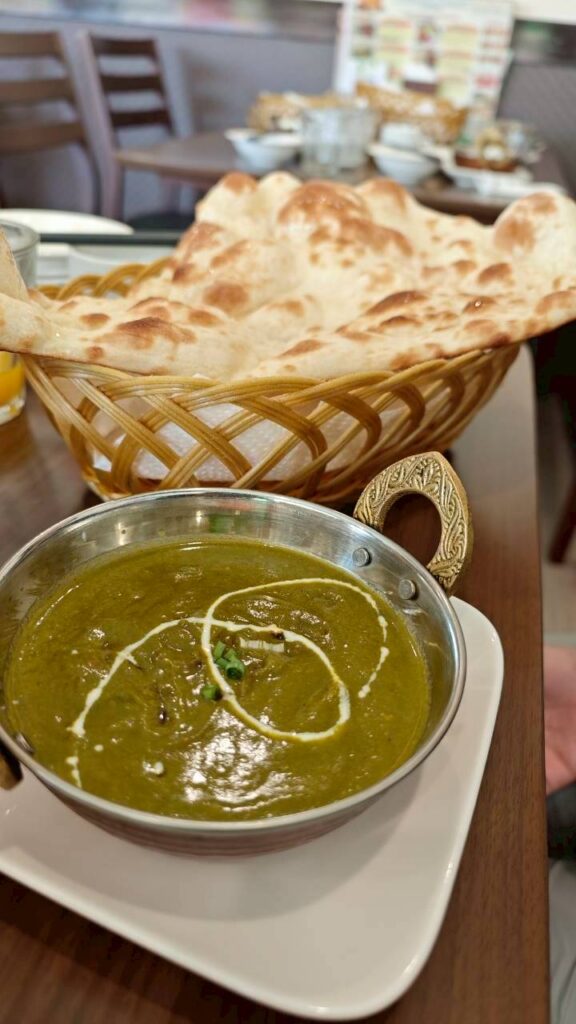 インドカレーのお店シャルマの日替わりランチ。ほうれん草とじゃがいものカレーとナン