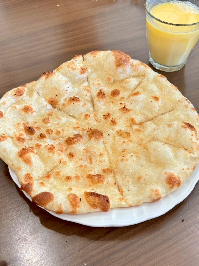 ココナッツハニーナンはデザートとしてそのまま食べてもカレーと一緒に食べても美味しい
