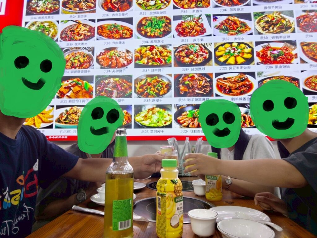 上海の衣家餐館の壁一面のメニュー