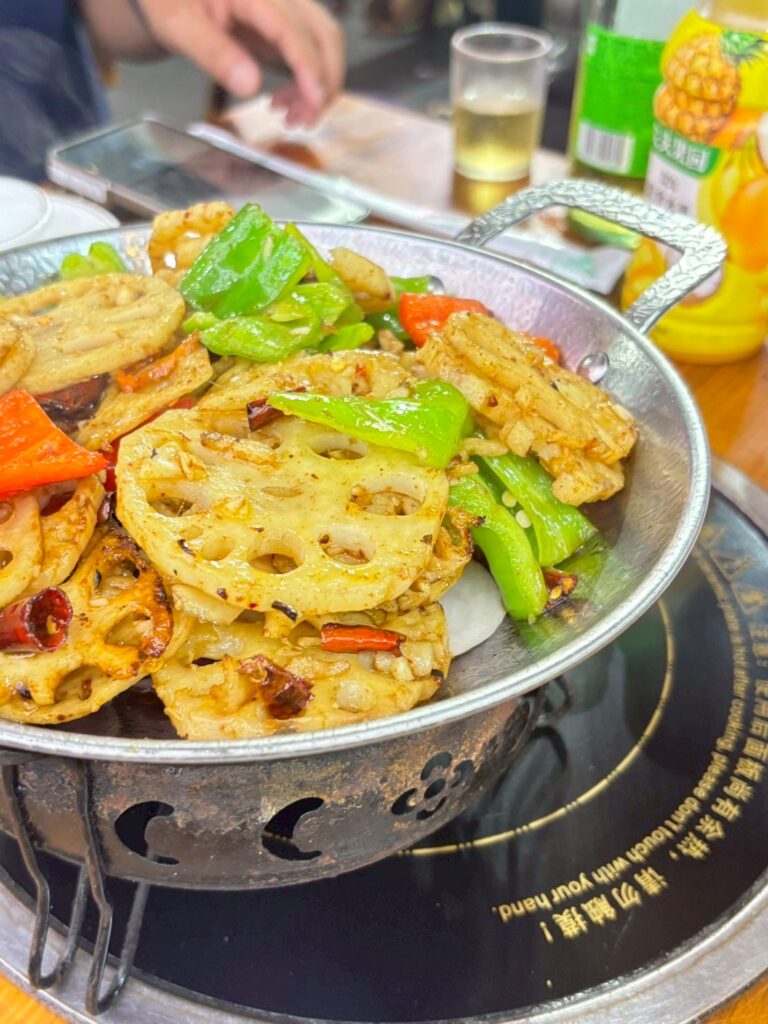 上海の家庭料理衣家餐館のレンコンの炒め物。唐辛子の辛さはあるけど美味しい。
