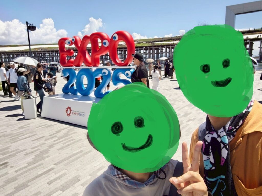 大坂・関西万博の看板の前で写真撮影したものです