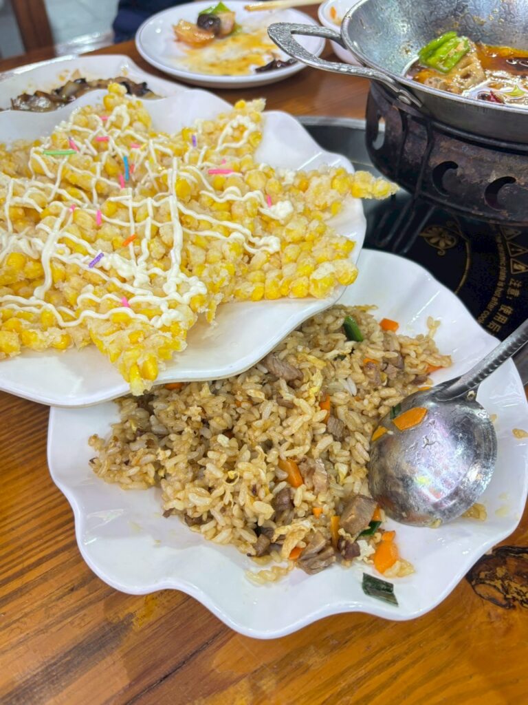 上海の家庭料理のお店、衣家餐館。トウモロコシのおやきは美味しいけど、お皿の乗せ方がおもしろい。